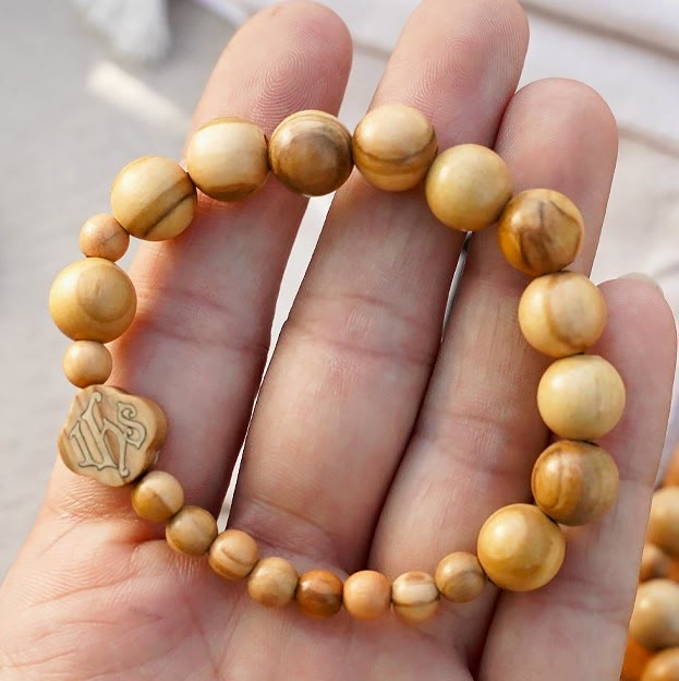 Chapelet portable élastique en bois d'olivier et perles roses