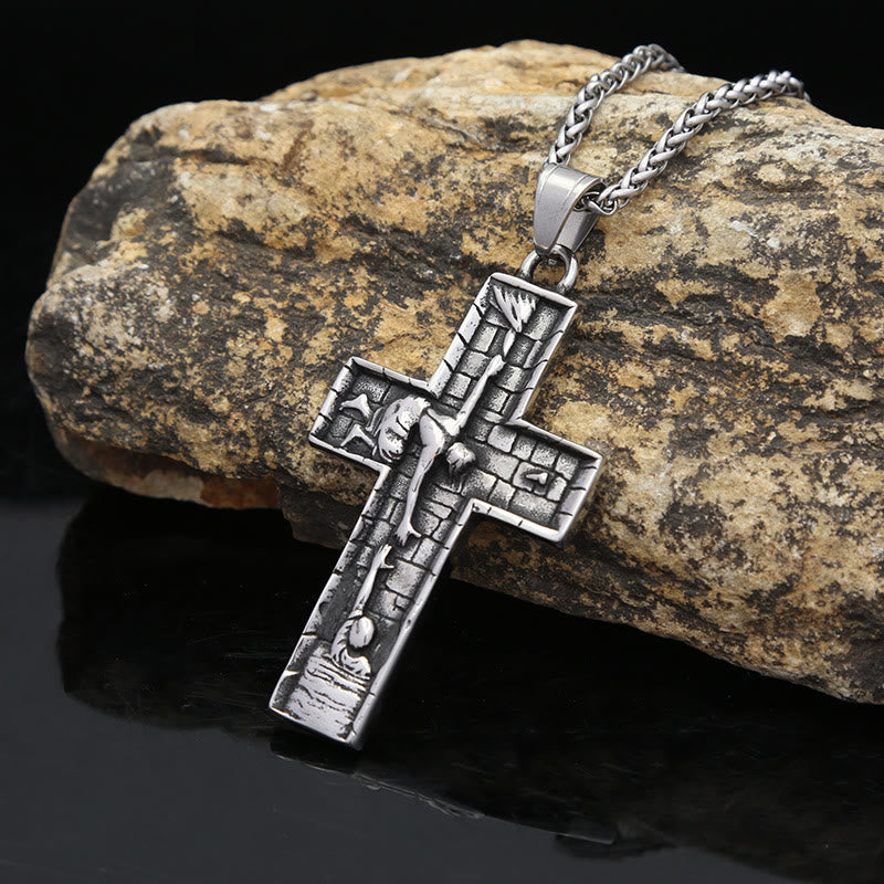 Collar con Cruz Manos de Redención: Un Testimonio de Rescate Divino