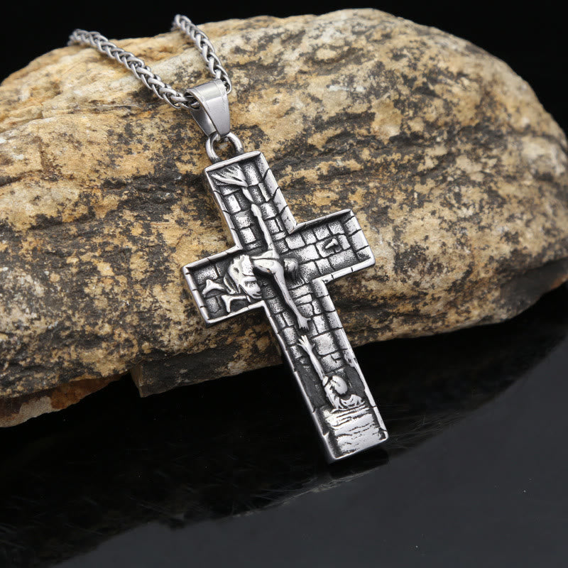 Collar con Cruz Manos de Redención: Un Testimonio de Rescate Divino