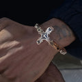 Pulsera de hombre Hierro y Fe: Fuerza y Redención en cada eslabón