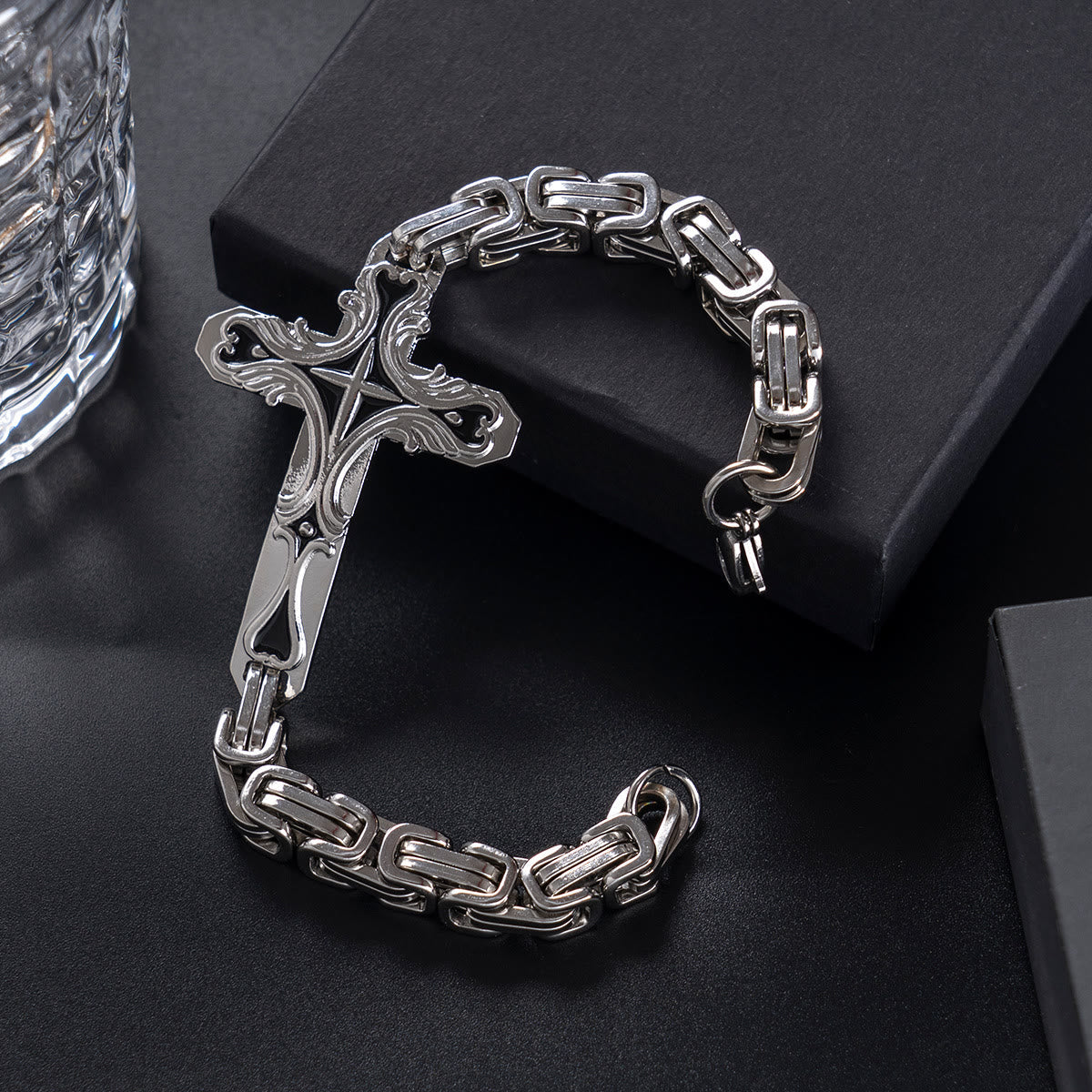 Pulsera de hombre Hierro y Fe: Fuerza y Redención en cada eslabón
