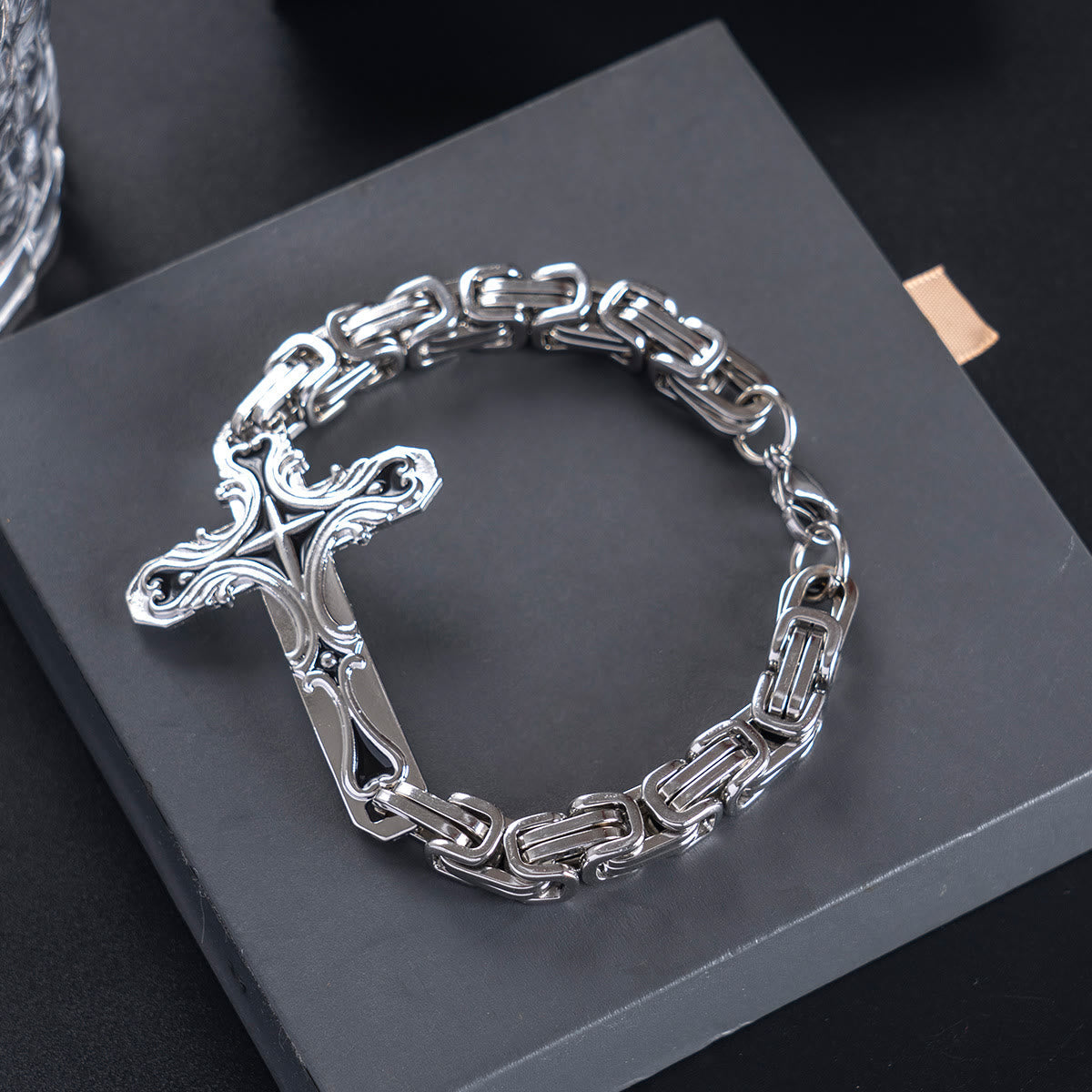 Pulsera de hombre Hierro y Fe: Fuerza y Redención en cada eslabón