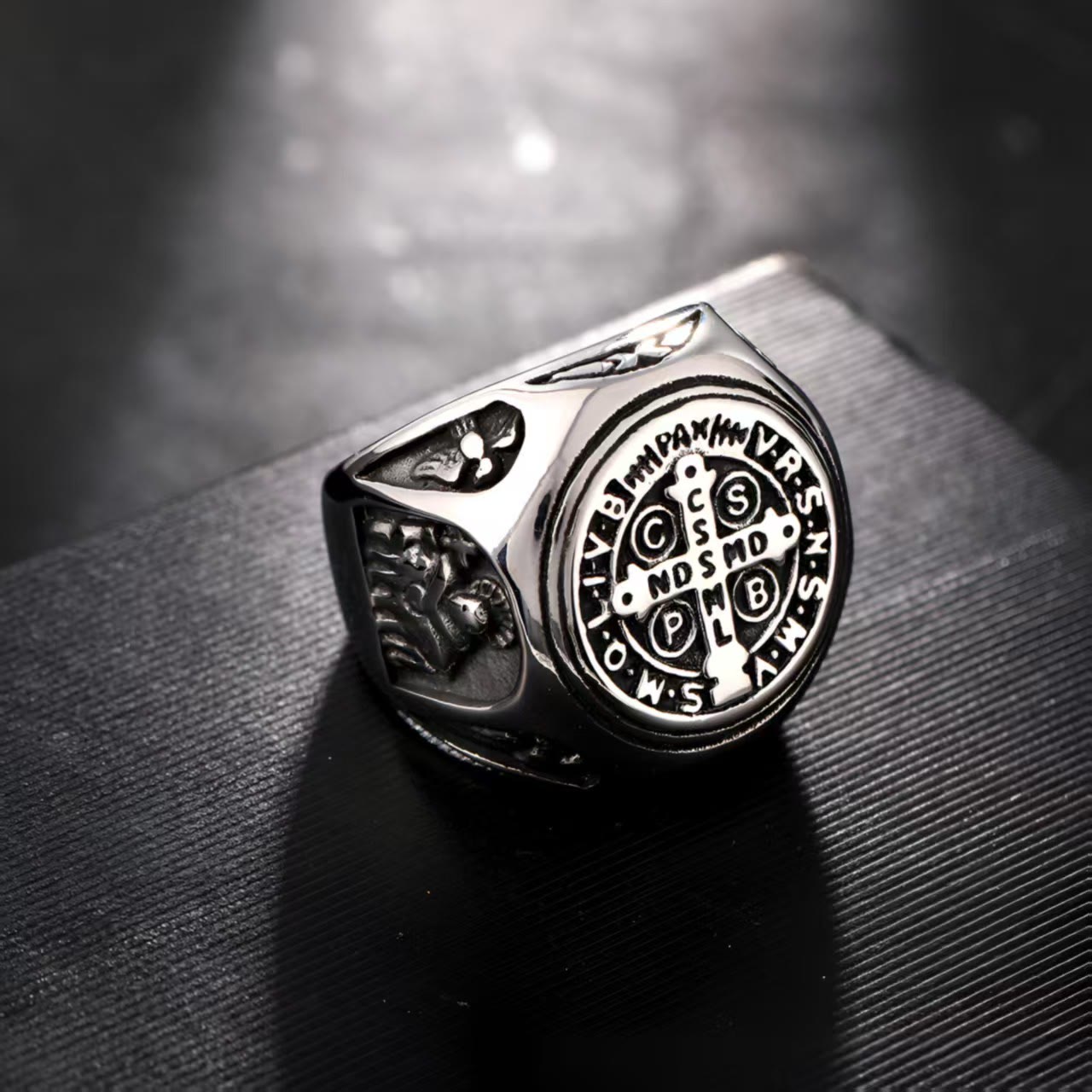 Anillo de fe con la cruz de San Benito: un símbolo de un regalo de amor