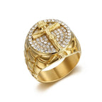 Adorna Tu Fe: El Divino Anillo Crucifijo de Gemas con Diseño Dorado