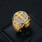 Adorna Tu Fe: El Divino Anillo Crucifijo de Gemas con Diseño Dorado