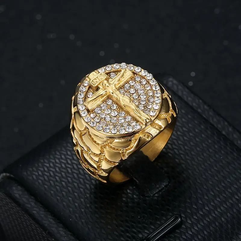 Adorna Tu Fe: El Divino Anillo Crucifijo de Gemas con Diseño Dorado