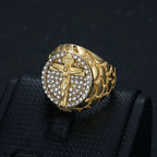 Adorna Tu Fe: El Divino Anillo Crucifijo de Gemas con Diseño Dorado