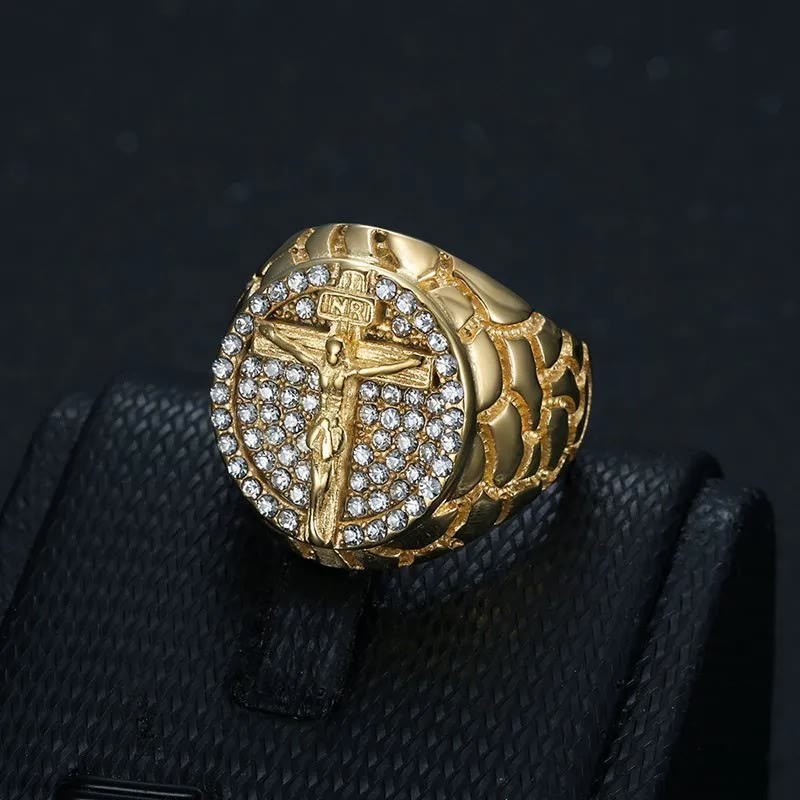 Adorna Tu Fe: El Divino Anillo Crucifijo de Gemas con Diseño Dorado