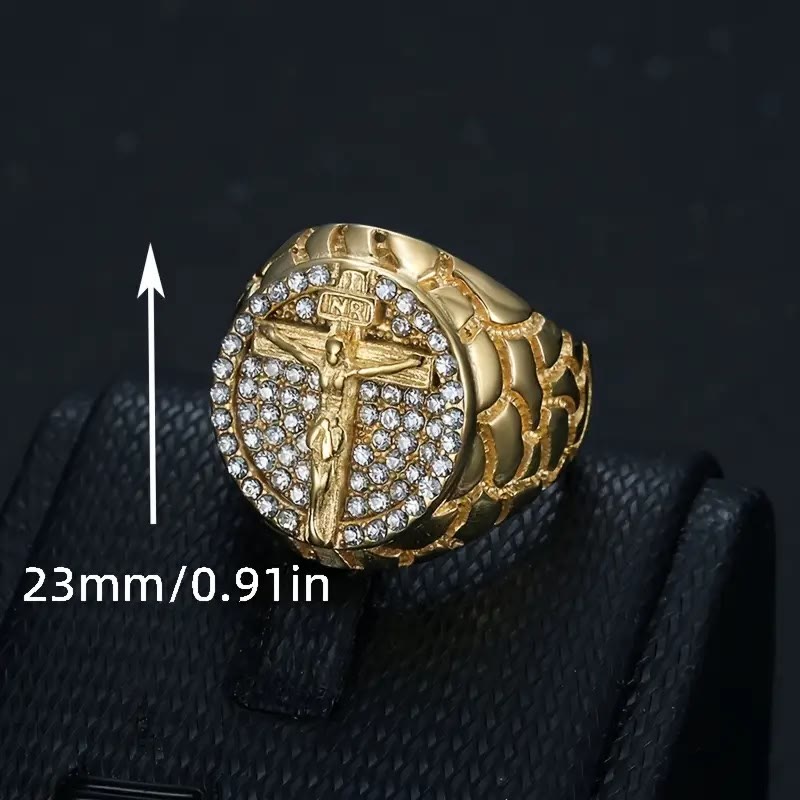 Adorna Tu Fe: El Divino Anillo Crucifijo de Gemas con Diseño Dorado