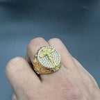 Adorna Tu Fe: El Divino Anillo Crucifijo de Gemas con Diseño Dorado
