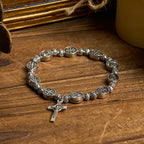 Bracelet en métal avec médaille de la Vierge Marie, symbole sacré et crucifix : un signe de dévotion