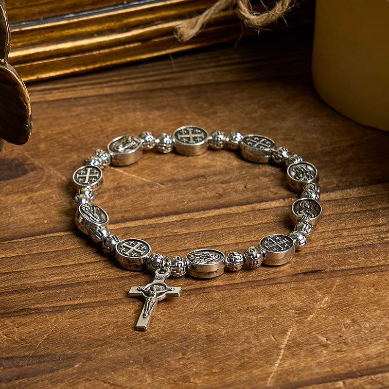 Bracelet en métal avec médaille de la Vierge Marie, symbole sacré et crucifix : un signe de dévotion
