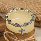 Bracelet en métal avec médaille de la Vierge Marie, symbole sacré et crucifix : un signe de dévotion
