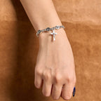 Bracelet en métal avec médaille de la Vierge Marie, symbole sacré et crucifix : un signe de dévotion