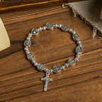 Bracelet en métal avec médaille de la Vierge Marie, symbole sacré et crucifix : un signe de dévotion