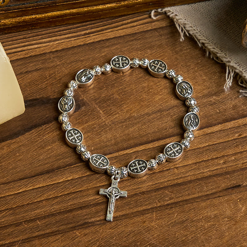 Bracelet en métal avec médaille de la Vierge Marie, symbole sacré et crucifix : un signe de dévotion