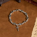 Bracelet en métal avec médaille de la Vierge Marie, symbole sacré et crucifix : un signe de dévotion