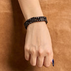 Pulsera de madera con cruz de 3 colores: Símbolo de devoción y belleza