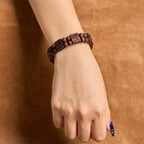 Pulsera de madera con cruz de 3 colores: Símbolo de devoción y belleza