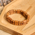 Pulsera de madera con cruz de 3 colores: Símbolo de devoción y belleza