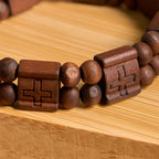 Pulsera de madera con cruz de 3 colores: Símbolo de devoción y belleza