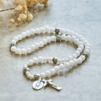 Pulsera de rosario con medalla milagrosa y crucifijo de cuentas blancas de 6 mm: un símbolo de fe