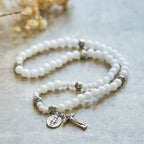 Pulsera de rosario con medalla milagrosa y crucifijo de cuentas blancas de 6 mm: un símbolo de fe