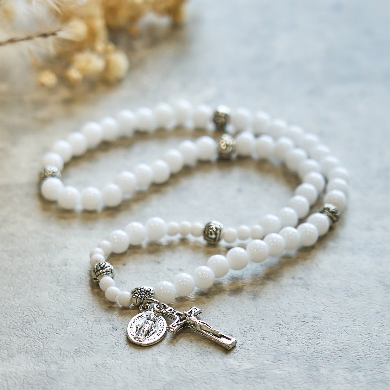 Pulsera de rosario con medalla milagrosa y crucifijo de cuentas blancas de 6 mm: un símbolo de fe