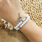 Pulsera de rosario con medalla milagrosa y crucifijo de cuentas blancas de 6 mm: un símbolo de fe