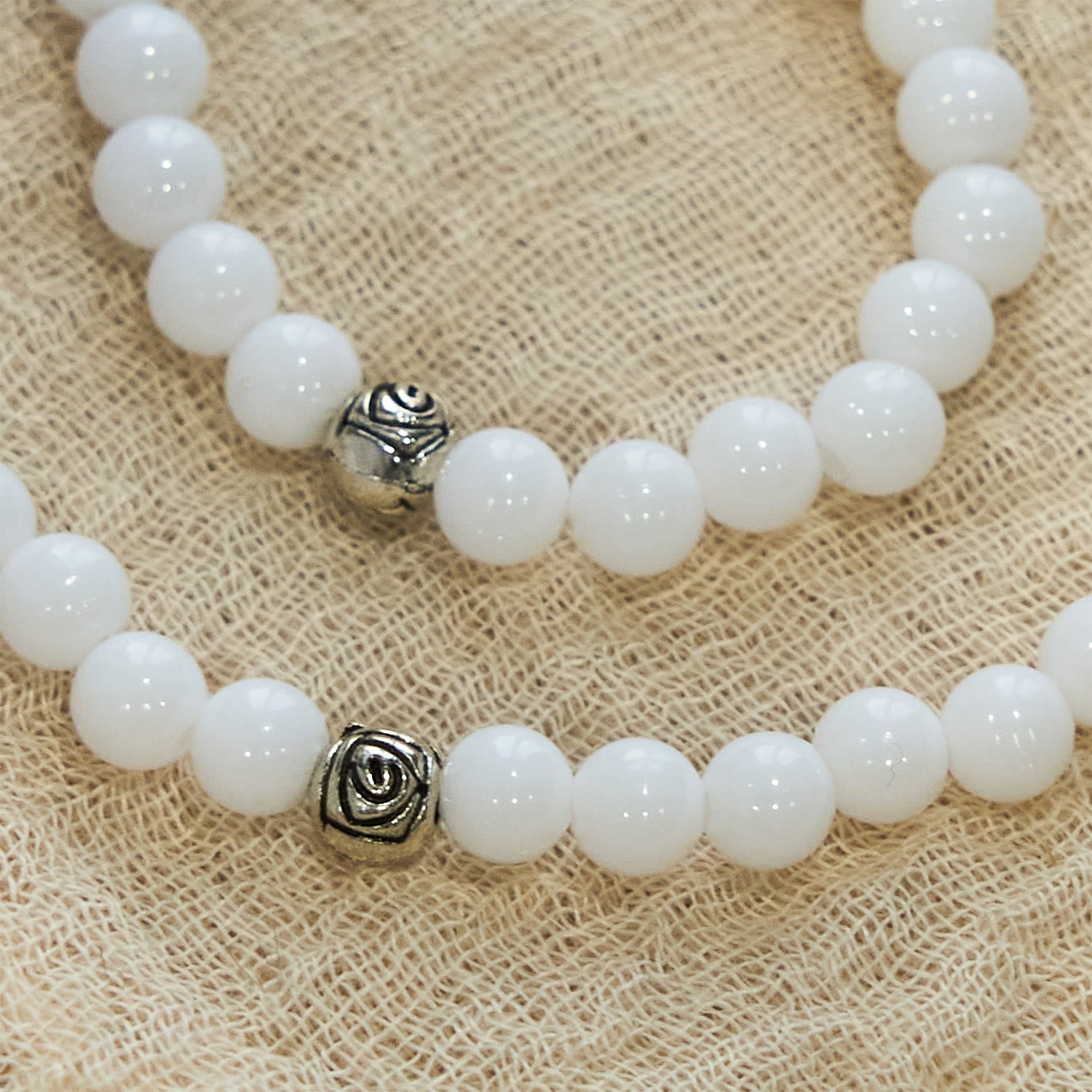 Pulsera de rosario con medalla milagrosa y crucifijo de cuentas blancas de 6 mm: un símbolo de fe