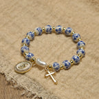 Pulsera con Medalla de la Virgen y Cruz de Inspiración Floral: La Fe se Encuentra con el Estilo