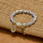 Pulsera con Medalla de la Virgen y Cruz de Inspiración Floral: La Fe se Encuentra con el Estilo