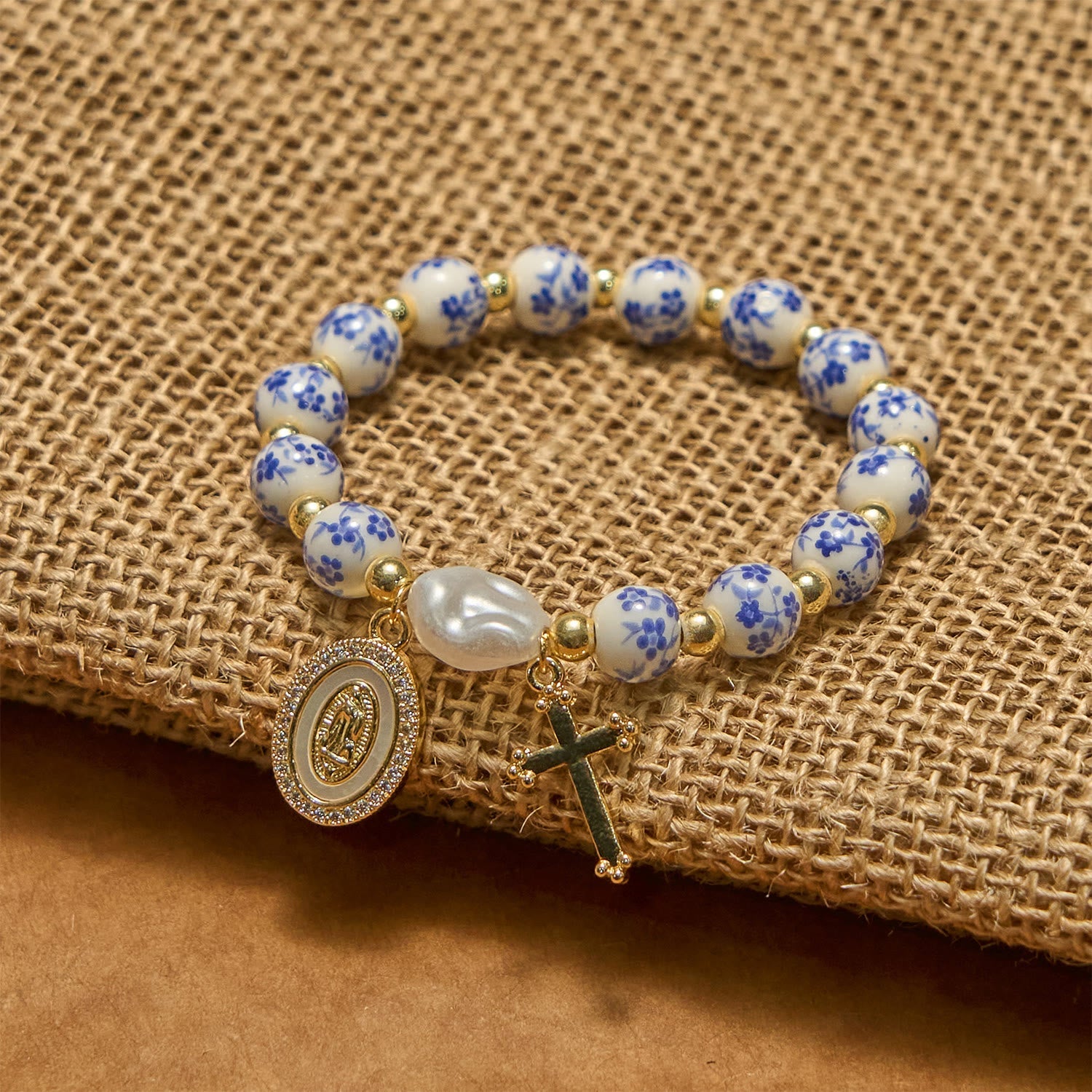 Pulsera con Medalla de la Virgen y Cruz de Inspiración Floral: La Fe se Encuentra con el Estilo