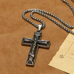 Collier pendentif Crucifix style rétro classique : un emblème de foi