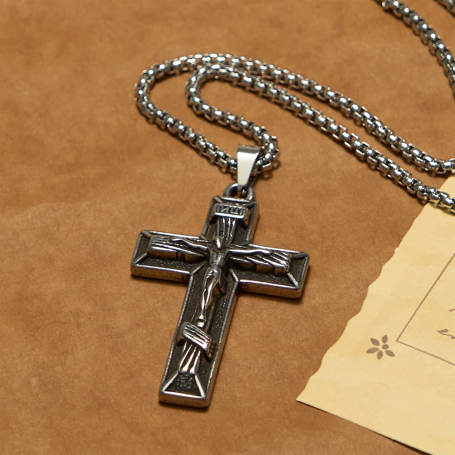 Collier pendentif Crucifix style rétro classique : un emblème de foi