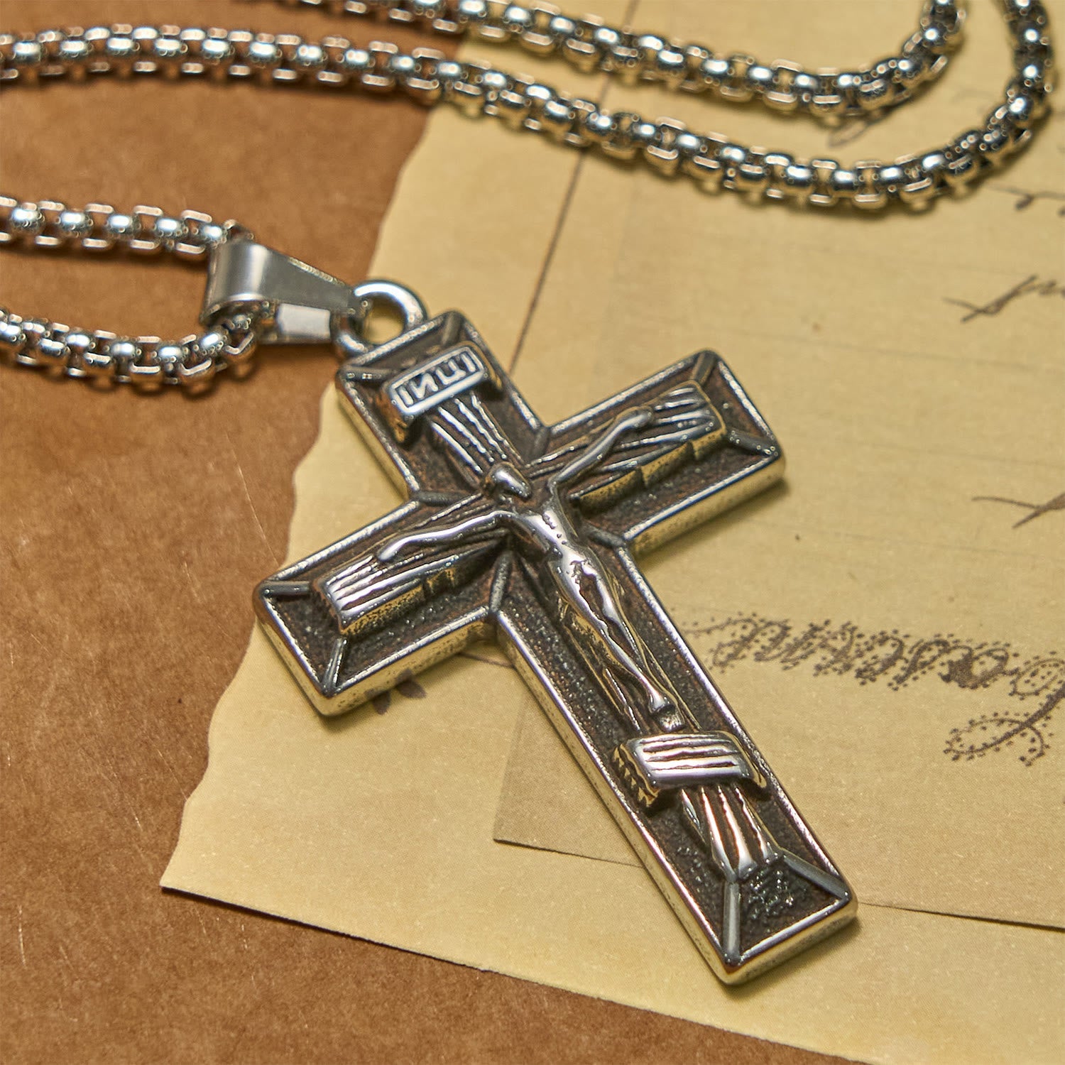 Collier pendentif Crucifix style rétro classique : un emblème de foi