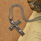 Collier pendentif Crucifix style rétro classique : un emblème de foi