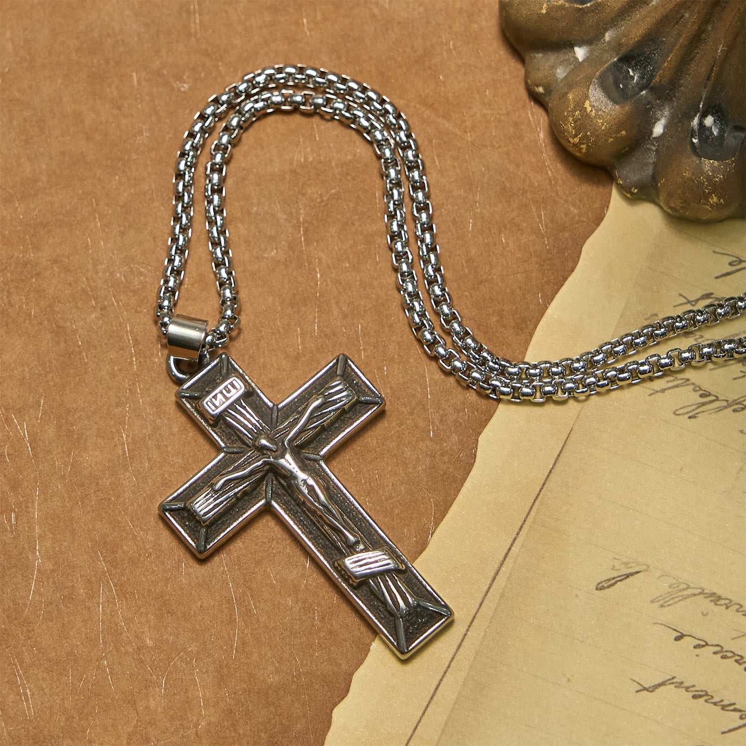 Collier pendentif Crucifix style rétro classique : un emblème de foi