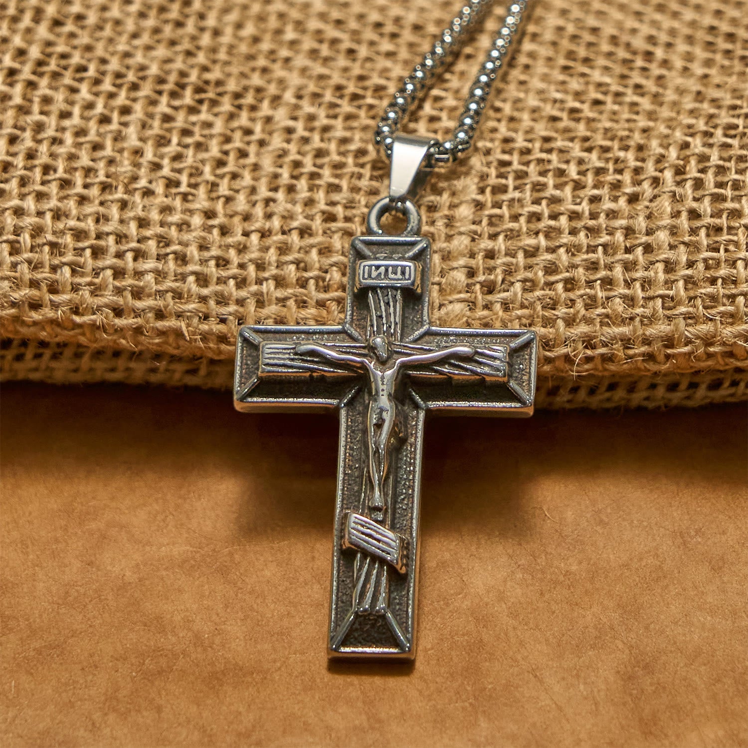 Collier pendentif Crucifix style rétro classique : un emblème de foi