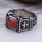 Anillo de pareja con cruz de gemas rojas y negras - Un símbolo de fe y estilo