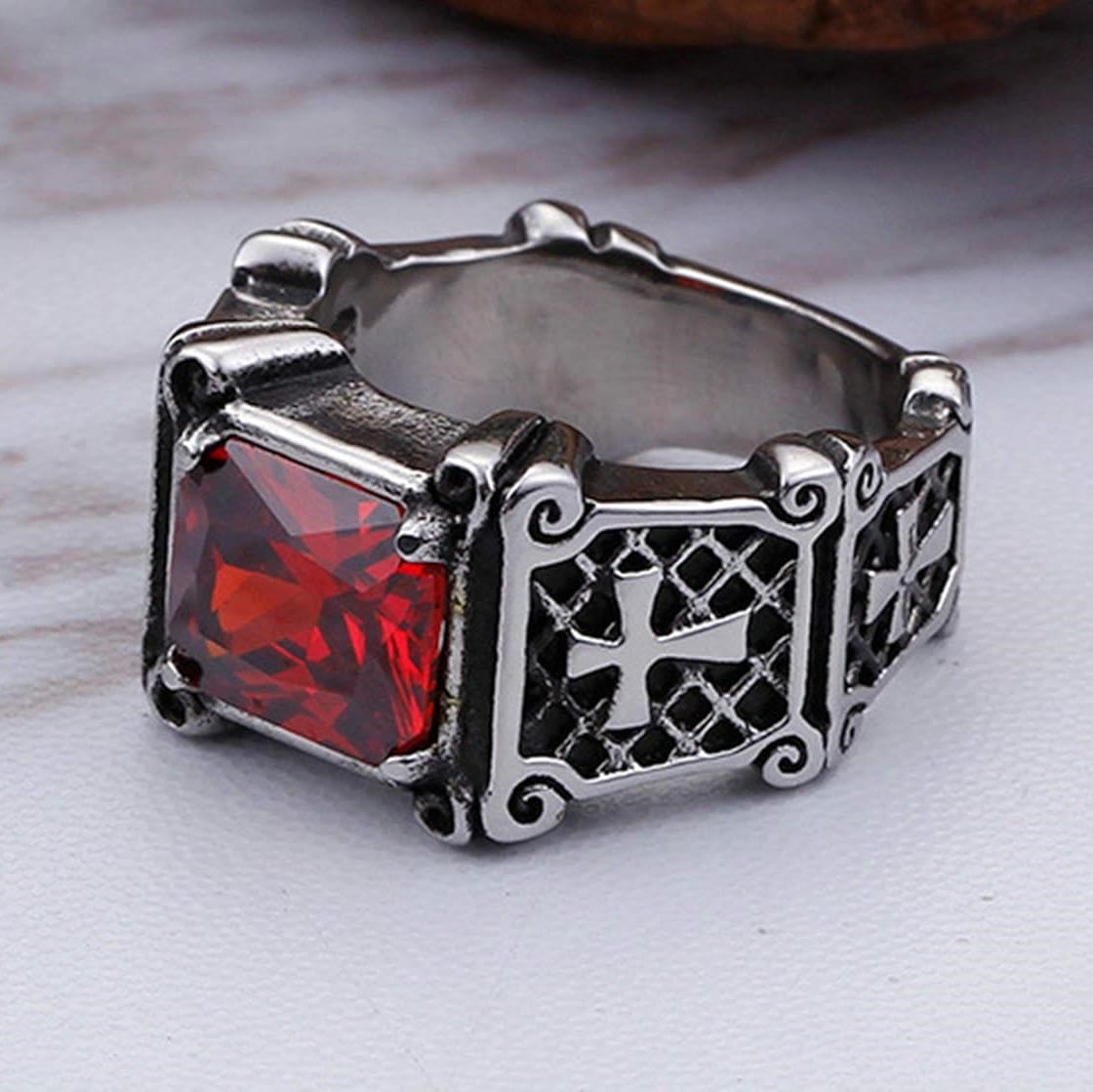 Anillo de pareja con cruz de gemas rojas y negras - Un símbolo de fe y estilo