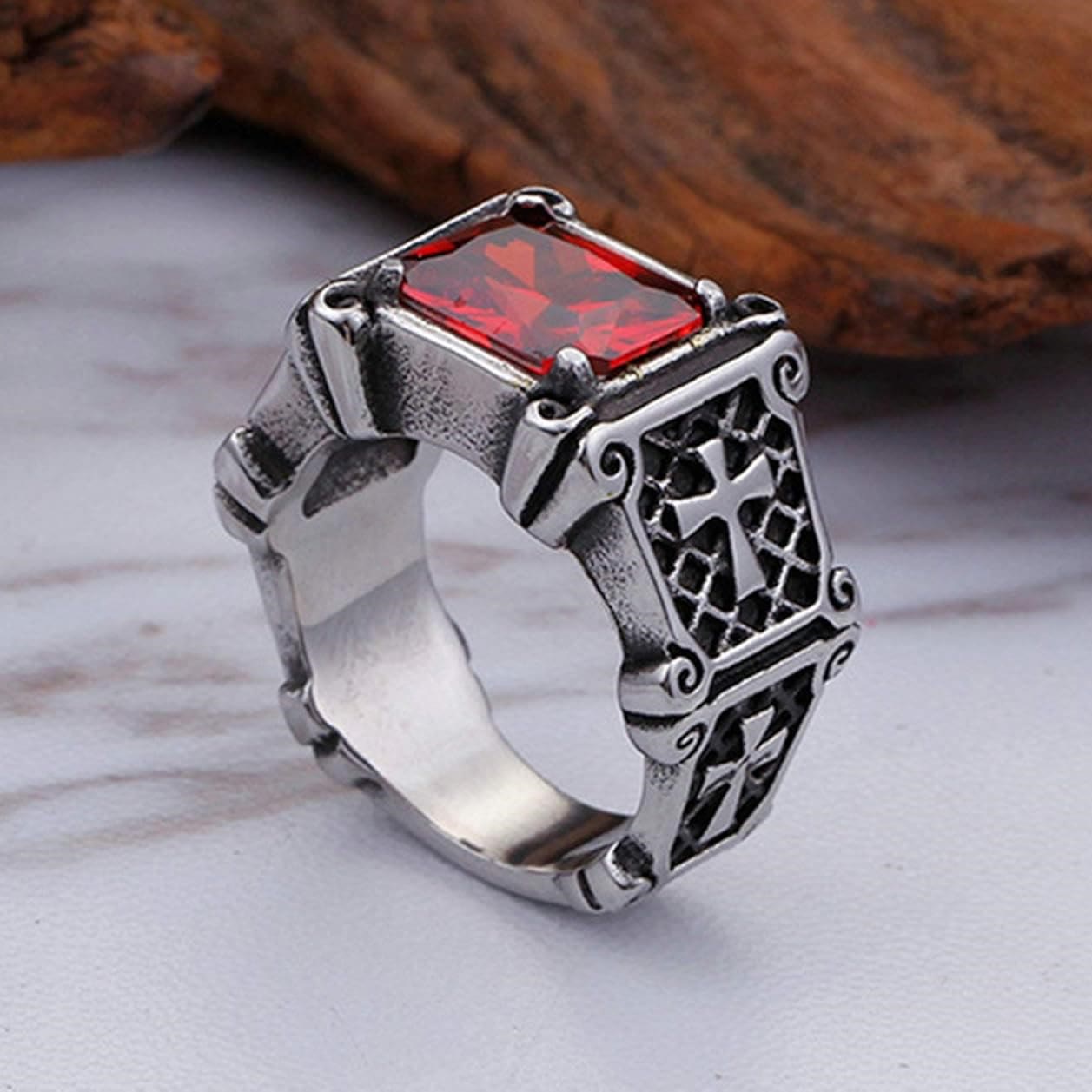Anillo de pareja con cruz de gemas rojas y negras - Un símbolo de fe y estilo