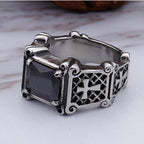 Anillo de pareja con cruz de gemas rojas y negras - Un símbolo de fe y estilo