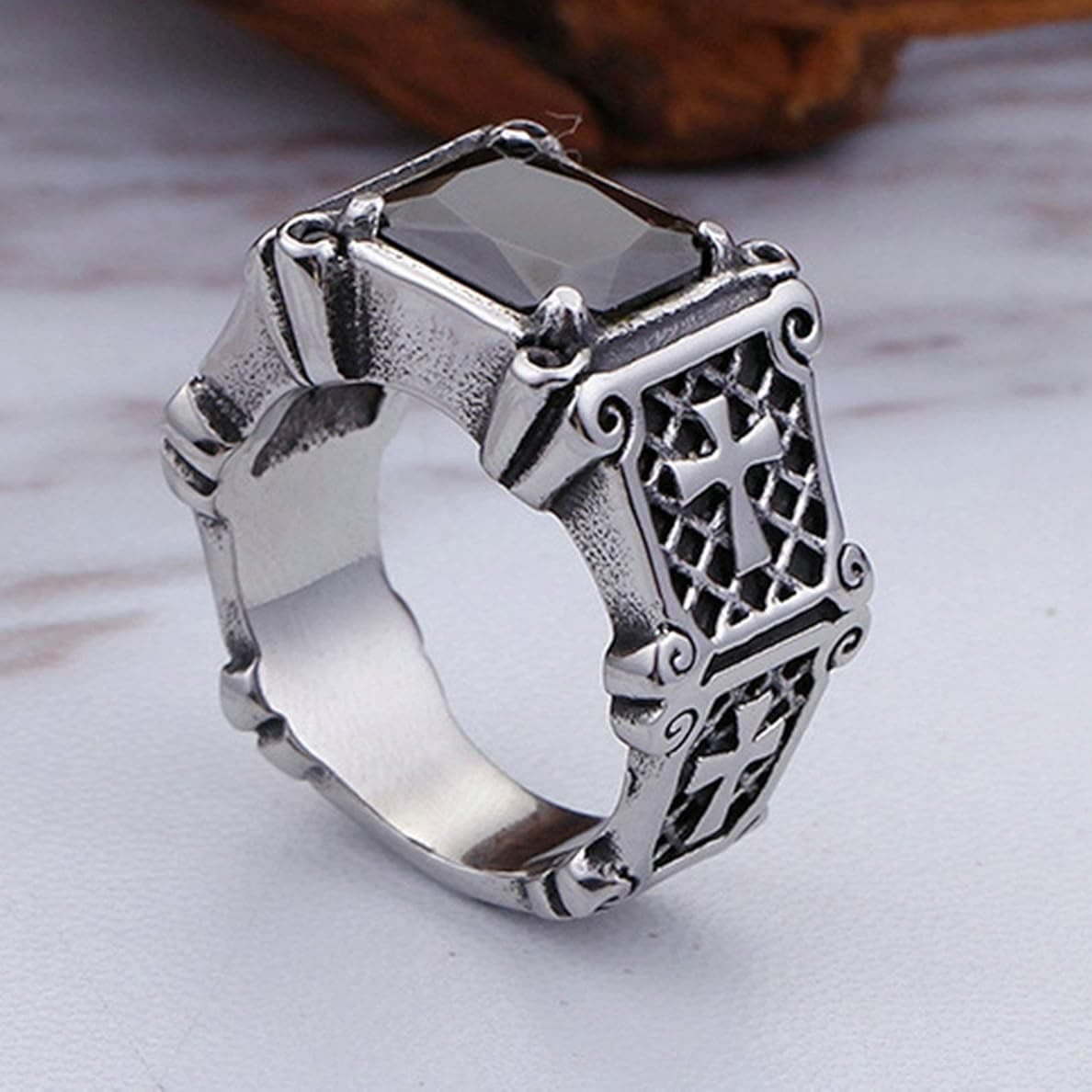 Anillo de pareja con cruz de gemas rojas y negras - Un símbolo de fe y estilo