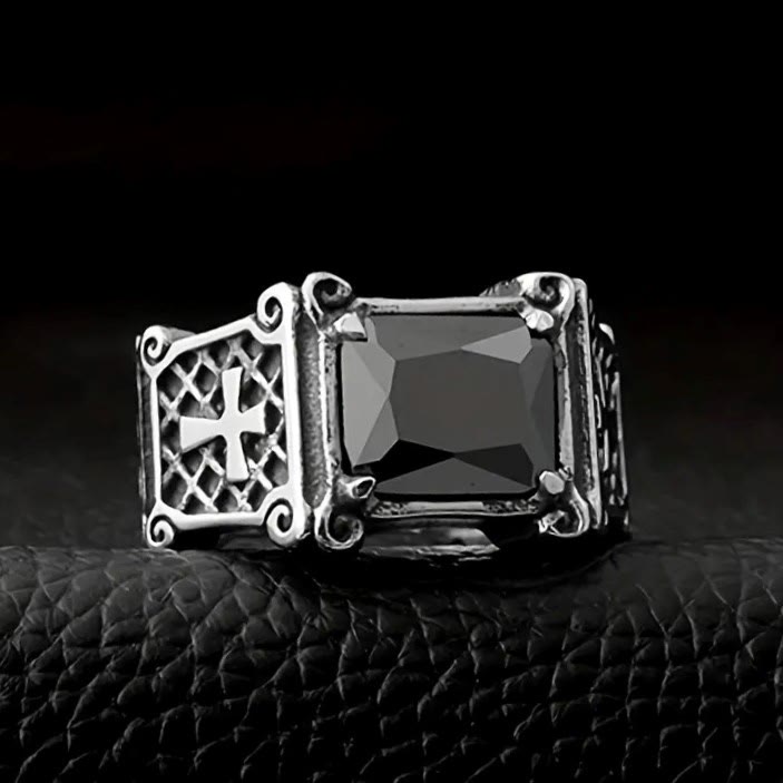 Anillo de pareja con cruz de gemas rojas y negras - Un símbolo de fe y estilo