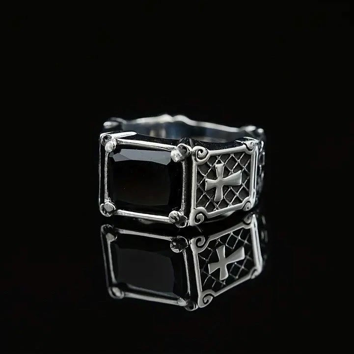Anillo de pareja con cruz de gemas rojas y negras - Un símbolo de fe y estilo