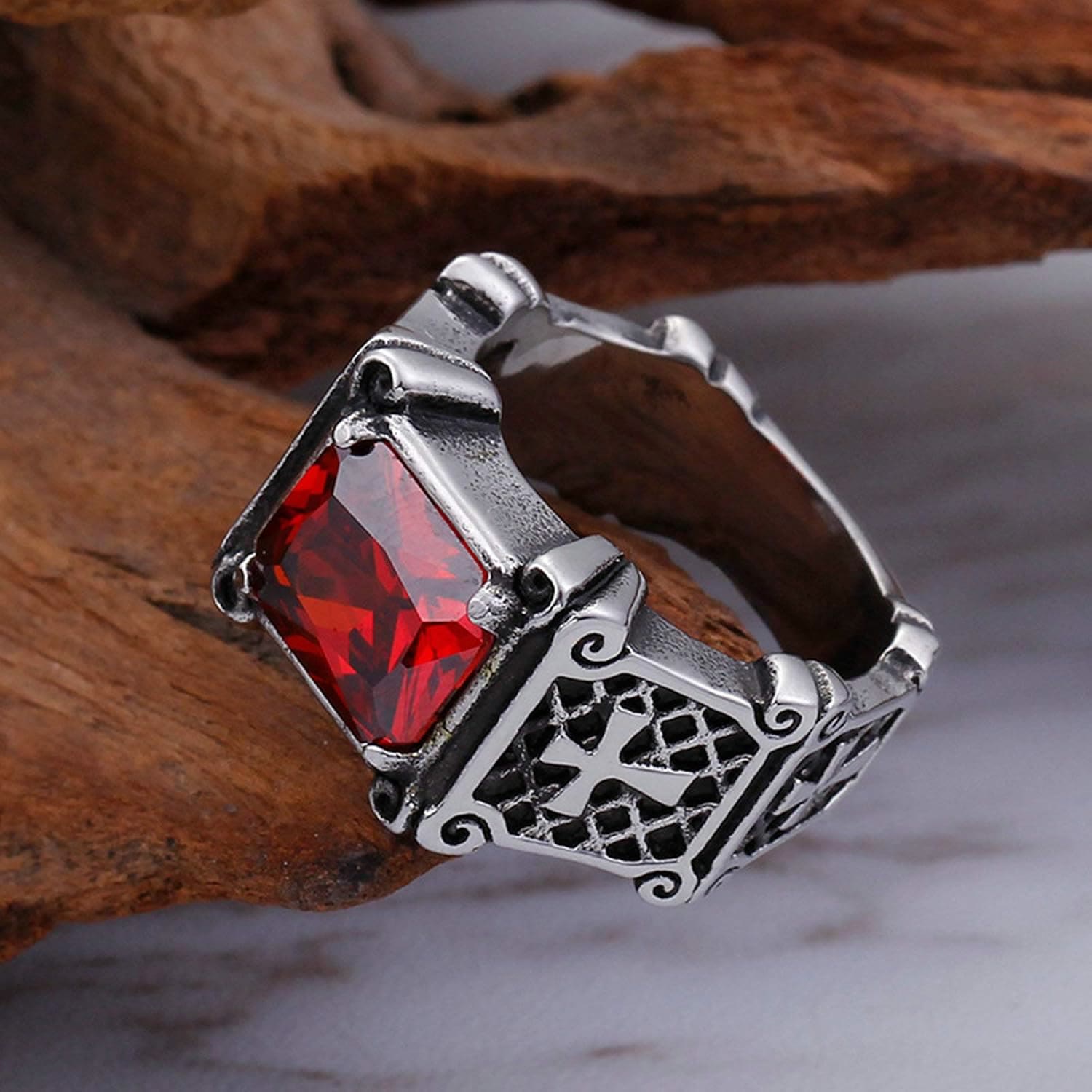 Anillo de pareja con cruz de gemas rojas y negras - Un símbolo de fe y estilo