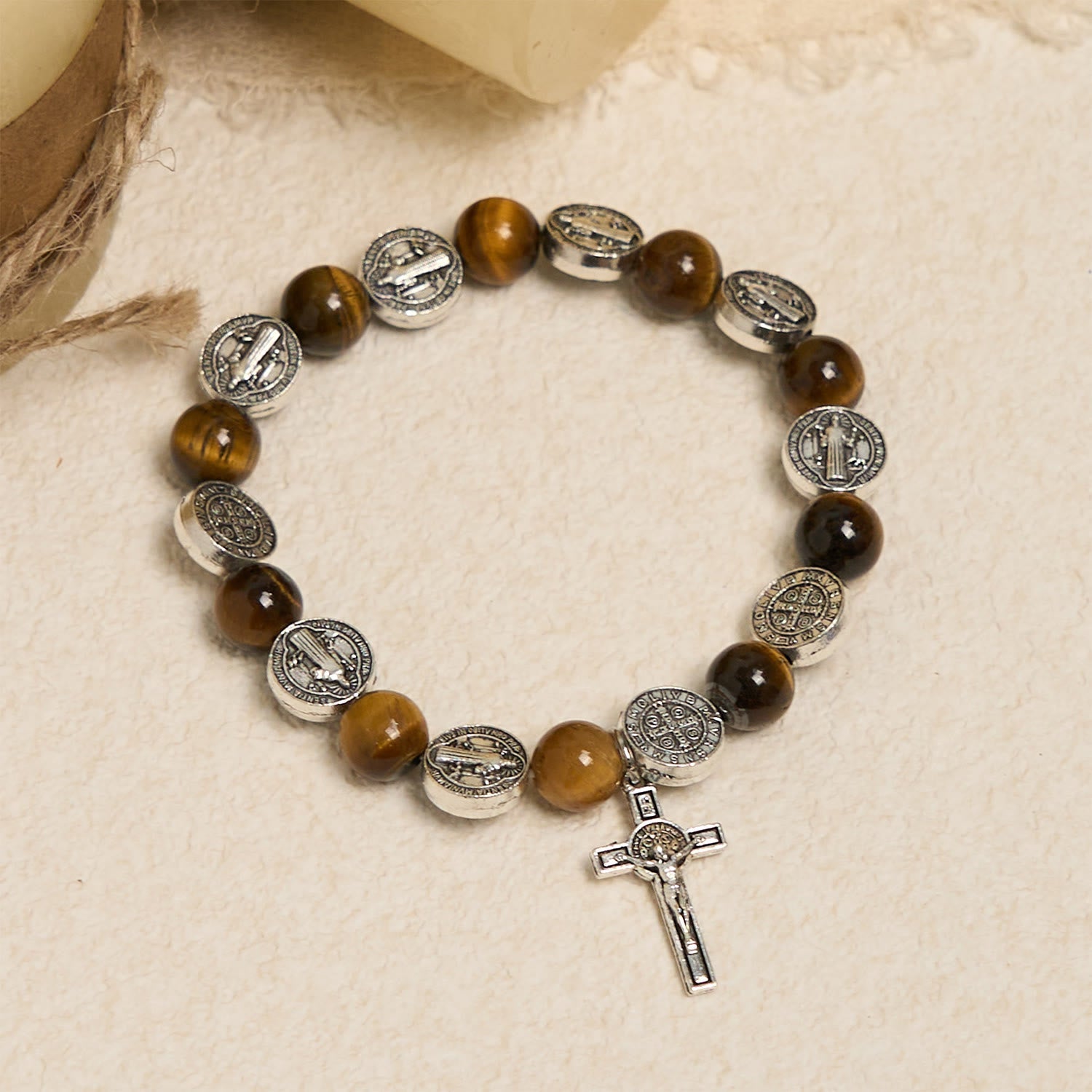 Bracelet Œil-de-Tigre Symbole Saint-Benoît : Un Mélange de Foi et de Beauté