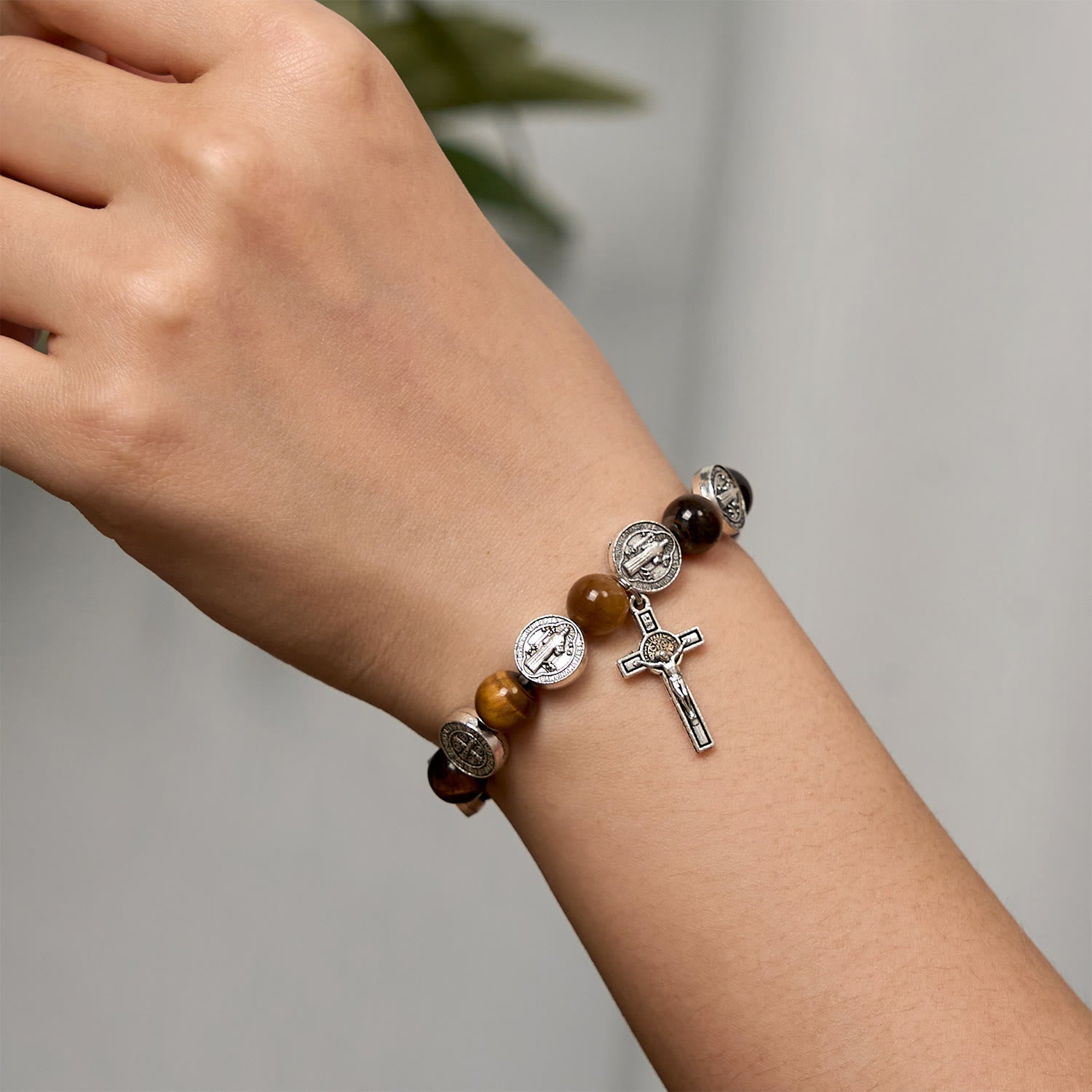 Bracelet Œil-de-Tigre Symbole Saint-Benoît : Un Mélange de Foi et de Beauté