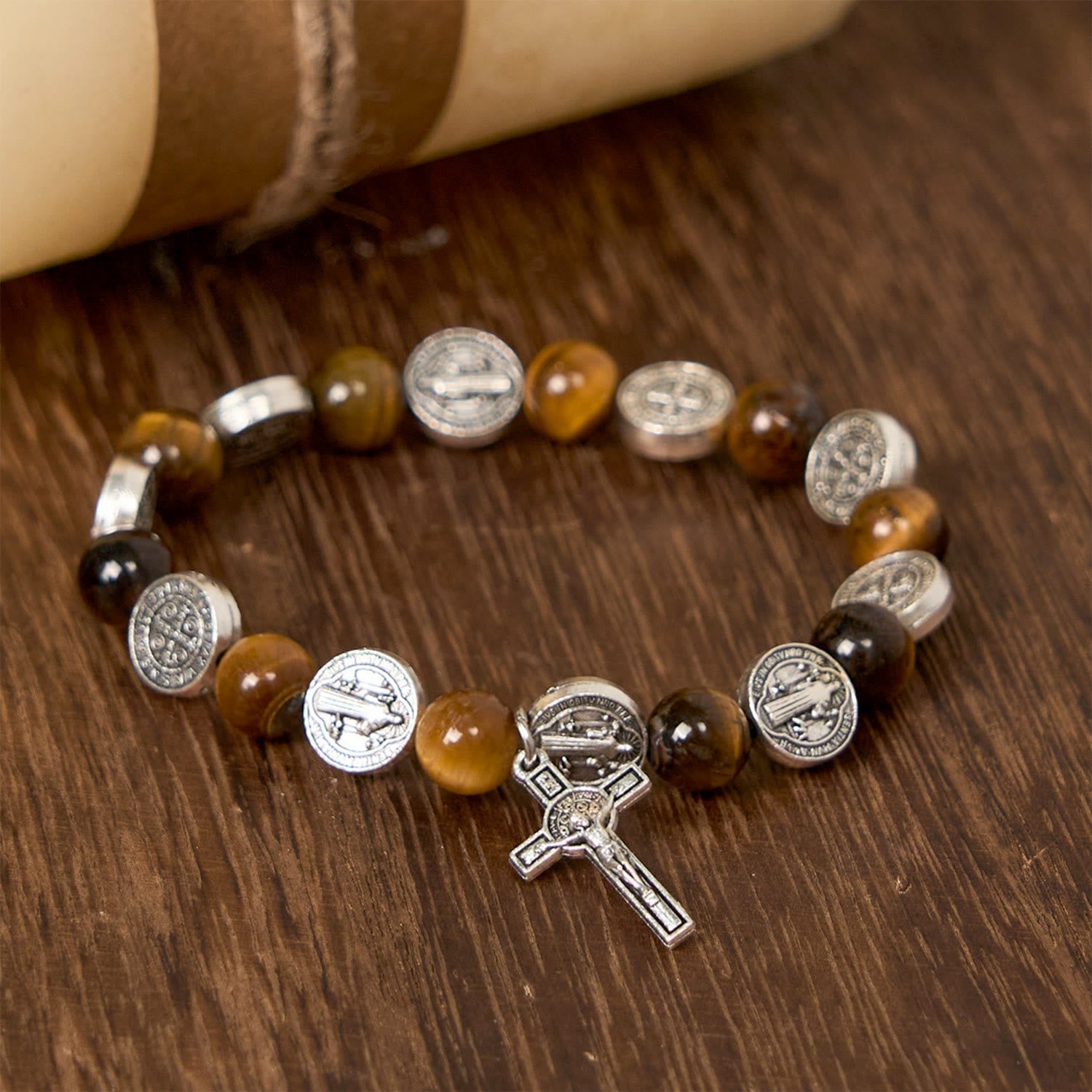 Bracelet Œil-de-Tigre Symbole Saint-Benoît : Un Mélange de Foi et de Beauté
